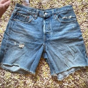 Levi’s Mid thigh mid wash shorts size 27 women’s